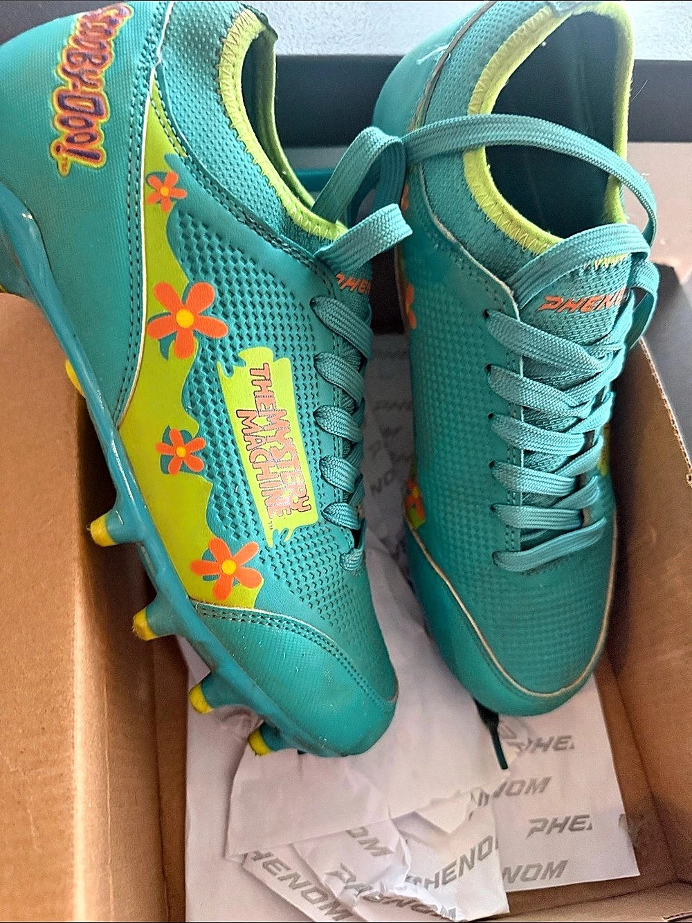 Scooby-Doo! Mystery Machine PHENOM Velocity 3.0 Soccer Cleats MENS 6